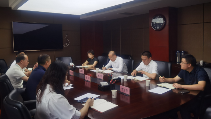 8月4日上午，甘肅藥業(yè)投資集團(tuán)有限公司黨委書(shū)記、董事長(zhǎng)周榮及副總經(jīng)理張世俊等一行4人前往甘肅省科技廳，拜會(huì)省科技廳黨組書(shū)記、廳長(zhǎng)張世榮。雙方圍繞整合中醫(yī)藥優(yōu)勢(shì)資源、強(qiáng)化創(chuàng)新聯(lián)合體建設(shè)、培育高層次創(chuàng)新創(chuàng)