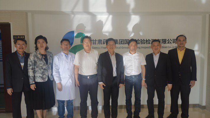 2023年8月21日下午，泰國(guó)衛(wèi)生部傳統(tǒng)和替代醫(yī)學(xué)司司長(zhǎng)王通財(cái)，泰國(guó)駐西安總領(lǐng)事館總領(lǐng)事韓美玲，泰國(guó)衛(wèi)生部傳統(tǒng)和替代醫(yī)學(xué)司副司長(zhǎng)特萬(wàn)，泰國(guó)傳統(tǒng)和替代醫(yī)學(xué)部顧問(wèn)文夢(mèng)賢，瓦納拉特納泰國(guó)傳統(tǒng)和替代醫(yī)學(xué)系替代